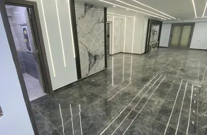 Apartment - 3 Bedrooms - 2 Bathrooms for sale in Cornish El Nile St. - Maadi - Hay El Maadi - Cairo