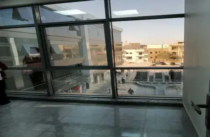 مكتب عمل جماعي - استوديو - 1 حمام للايجار في شارع دكتور احمد عكاشة - البنفسج 6 - البنفسج - مدينة القاهرة الجديدة - القاهرة
