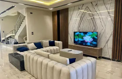 فيلا - 4 غرف نوم - 5 حمامات للبيع في وان جولدن سكوير مول - التجمع الخامس - مدينة القاهرة الجديدة - القاهرة