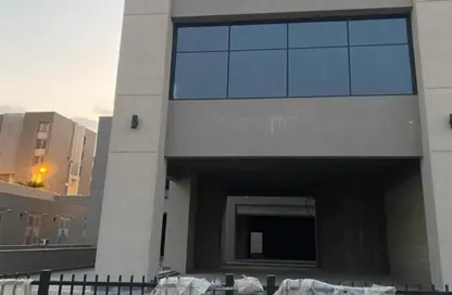 Shop - Studio - 2 Bathrooms for sale in One Ninety Mall - South Teseen St. - The 5th Settlement - New Cairo City - Cairo