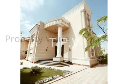 Villa - 4 Bedrooms - 6 Bathrooms for sale in Fountain Park - 5th Settlement Compounds - The 5th Settlement - New Cairo City - Cairo