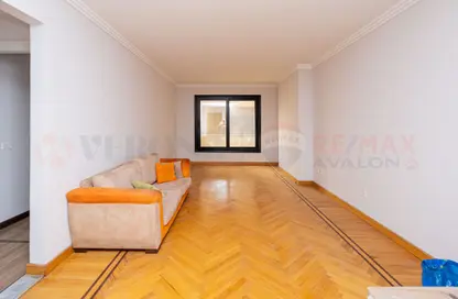 شقة - 4 غرف نوم - 4 حمامات للايجار في شارع عبد السلام عارف - لوران - حي شرق - الاسكندرية