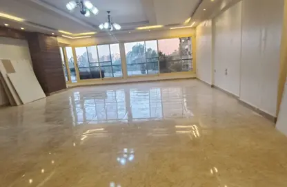 شقة - 3 غرف نوم - 2 حمامات للبيع في شارع طيبه - المهندسين - الجيزة