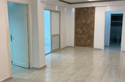Apartment - 3 Bedrooms - 1 Bathroom for rent in Geziret Al Arab St. (El Mohandes Mohamed Hassan Helmy) - Mohandessin - Giza