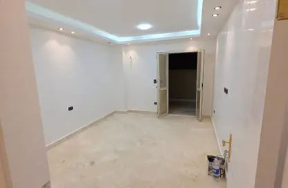 Apartment - 3 Bedrooms - 2 Bathrooms for sale in Abou El Houl - New Cairo City - Cairo