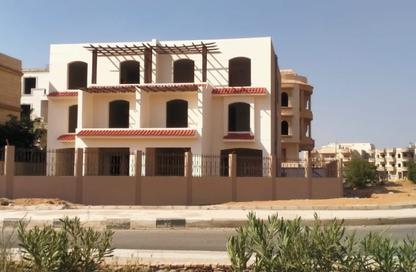 فيلا - 8 غرف نوم - 8 حمامات للبيع في مدينة الشروق - القاهرة
