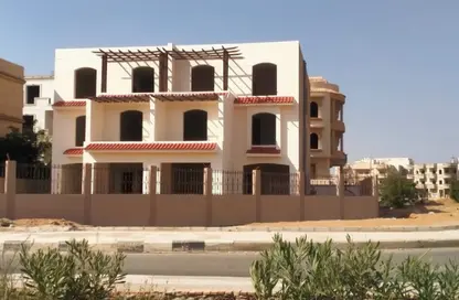 فيلا - 8 غرف نوم - 8 حمامات للبيع في مدينة الشروق - القاهرة