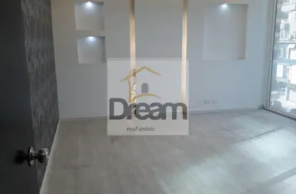 محل تجاري - استوديو - 2 حمامات للايجار في شارع الدكتور ميشيل باخوم - الدقي - الجيزة