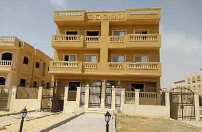 شقة - 3 غرف نوم - 2 حمامات للبيع في المجاورة الثانية - الحي الثالث شرق - مدينة الشروق - القاهرة