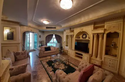 فيلا - 5 غرف نوم - 7 حمامات للبيع في فيفث سكوير - التجمع الخامس - مدينة القاهرة الجديدة - القاهرة