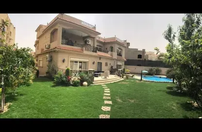 فيلا - 6 غرف نوم - 5 حمامات للبيع في الحي الثامن - مدينة الشروق - القاهرة