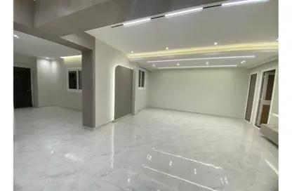 Apartment - 3 Bedrooms - 3 Bathrooms for sale in Mohammed Al Maqref St. - 6th Zone - Nasr City - Cairo