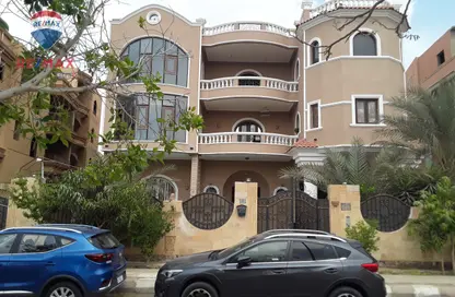 أي فيلا - 8 غرف نوم - 6 حمامات للبيع في كمبوندات الشروق - مدينة الشروق - القاهرة