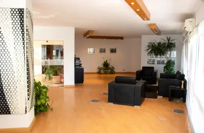 بناية كاملة - استوديو - 6 حمامات للايجار في طريق بيفرلي هيلز - الحي السابع عشر - الشيخ زايد - الجيزة