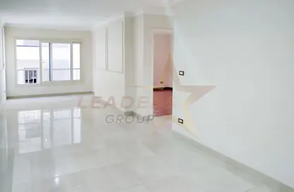 شقة - 3 غرف نوم - 1 حمام للايجار في طريق الجيش - كامب شيزار - حي وسط - الاسكندرية