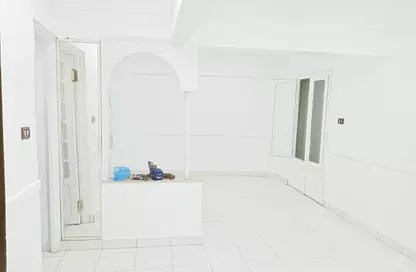 شقة - 2 غرف نوم - 1 حمام للبيع في داخل موقف محرم بك الجديد - المنشية الجديدة - حي وسط - الاسكندرية