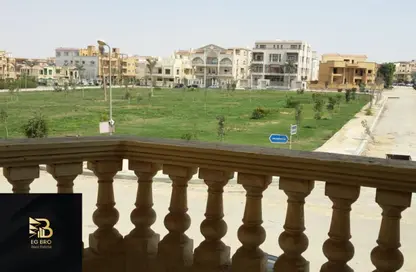 Apartment - 3 Bedrooms - 2 Bathrooms for sale in Ganoob El Acadimia - New Cairo City - Cairo