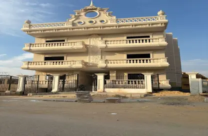 شقة - 3 غرف نوم - 2 حمامات للبيع في المجاورة الخامسة - الحي الثالث شرق - مدينة الشروق - القاهرة