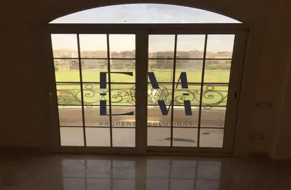 شقة - 3 غرف نوم - 2 حمامات للايجار في طريق خدمه - حى جنوب الاكايمية - مدينة القاهرة الجديدة - القاهرة