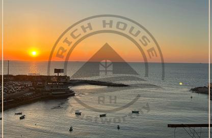 Apartment - 2 Bedrooms - 1 Bathroom for sale in Al Geish Road - Glim - Hay Sharq - Alexandria