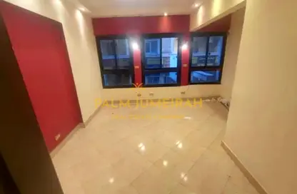 عيادة - استوديو - 2 حمامات للايجار في شارع ابي اليسر - محطة الرمل - حي وسط - الاسكندرية