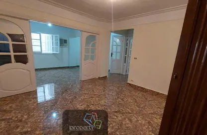 Apartment - 3 Bedrooms - 1 Bathroom for rent in Ibrahim Rady St. - Bolkly - Hay Sharq - Alexandria