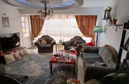 Apartment - 5 Bedrooms - 2 Bathrooms for sale in Khalil Ibn Kaldon St. - El Hegaz Square - El Nozha - Cairo