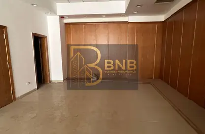محل تجاري - استوديو - 2 حمامات للايجار في شارع التسعين الجنوبي - التجمع الخامس - مدينة القاهرة الجديدة - القاهرة