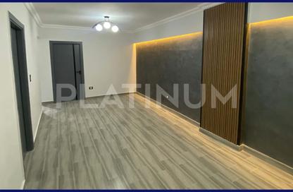 شقة - 6 غرف نوم - 2 حمامات للبيع في شارع جمال عبد الناصر - المندرة - حي ثان المنتزة - الاسكندرية