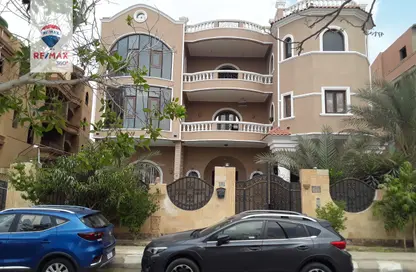 أي فيلا - 8 غرف نوم - 6 حمامات للبيع في كمبوند البروج - كمبوندات الشروق - مدينة الشروق - القاهرة