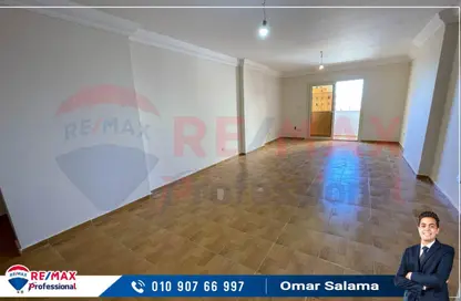 Apartment - 3 Bedrooms - 1 Bathroom for rent in Omar Lotfy St. - Sporting - Hay Sharq - Alexandria