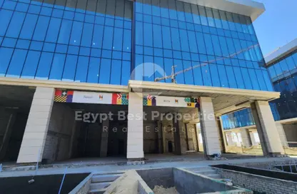 Retail - Studio - 2 Bathrooms for sale in Golden Gate - South Teseen St. - The 5th Settlement - New Cairo City - Cairo