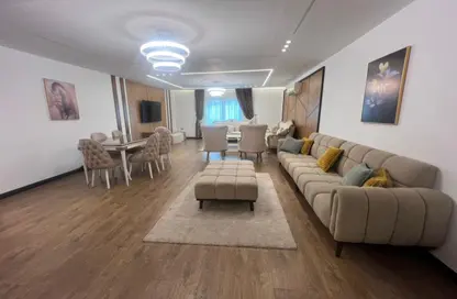 شقة - 3 غرف نوم - 3 حمامات للايجار في شارع شهاب - المهندسين - الجيزة