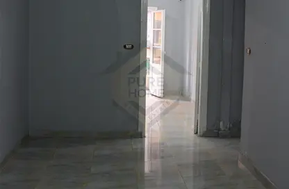 شقة - 4 غرف نوم - 1 حمام للايجار في شارع الرصافة - محرم بك - حي وسط - الاسكندرية شقة - 4 غرف نوم - 1 حمام للايجار في شارع الرصافة - محرم بك - حي وسط - الاسكندرية