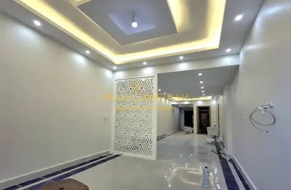 شقة - 2 غرف نوم - 2 حمامات للايجار في شارع إسماعيل الفنجرى - كامب شيزار - حي وسط - الاسكندرية