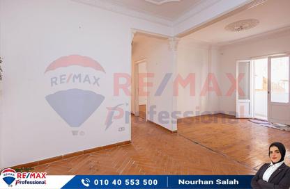 Apartment - 3 Bedrooms - 1 Bathroom for sale in Tamazin St. - Fleming - Hay Sharq - Alexandria