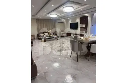 شقة - 3 غرف نوم - 2 حمامات للبيع في شارع الحسني - المهندسين - الجيزة