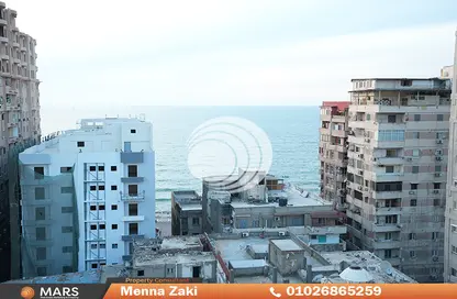 شقة - 3 غرف نوم - 2 حمامات للبيع في كامب شيزار - حي وسط - الاسكندرية