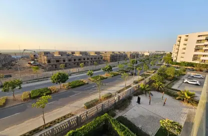 شقة - 3 غرف نوم - 3 حمامات للايجار في كمبوند البروج - كمبوندات الشروق - مدينة الشروق - القاهرة
