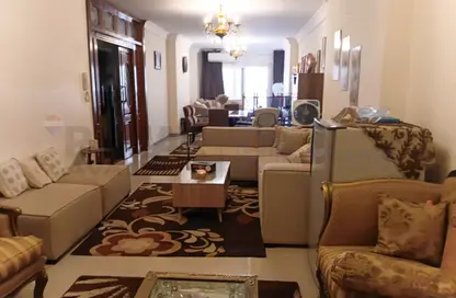 شقة - 3 غرف نوم - 2 حمامات للبيع في كامب شيزار - حي وسط - الاسكندرية