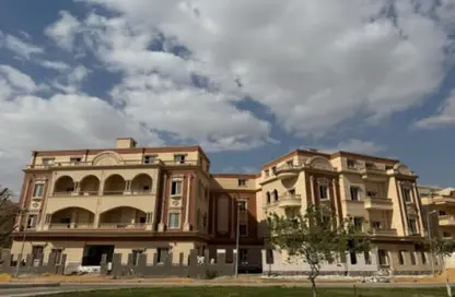 Apartment - 3 Bedrooms - 3 Bathrooms for sale in Ganoob El Acadimia - New Cairo City - Cairo