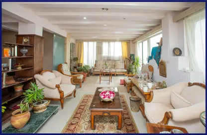 Apartment - 5 Bedrooms - 3 Bathrooms for sale in Omar Al Mokhtar St. - Janaklees - Hay Sharq - Alexandria