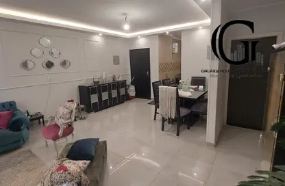 شقة - 3 غرف نوم - 2 حمامات للبيع في المجاورة الرابعة - المنطقة الثالثة - مدينة الشروق - القاهرة