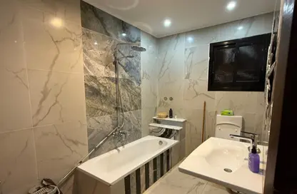 Duplex - 4 Bedrooms - 2 Bathrooms for sale in Quraish St. - 6th Zone - Nasr City - Cairo
