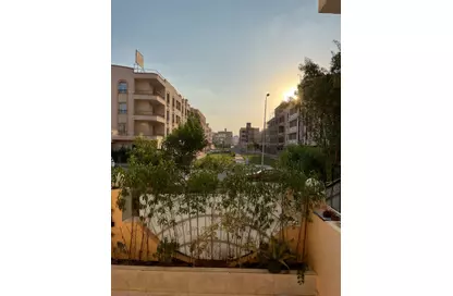 شقة - 3 غرف نوم - 2 حمامات للبيع في المنطقة الثامنة - مدينة الشروق - القاهرة