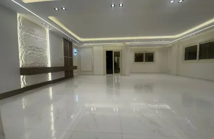 شقة - 3 غرف نوم - 3 حمامات للبيع في شارع عبد السلام امين - الحي الاول - مدينة 6 أكتوبر - الجيزة