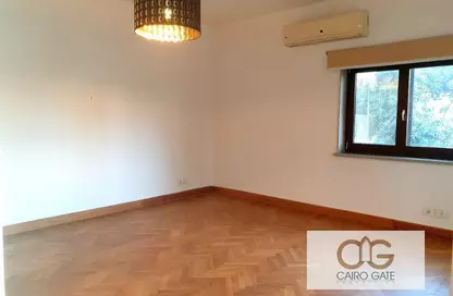 Apartment - 2 Bedrooms - 2 Bathrooms for rent in Shafik Mansour St. - Zamalek - Cairo