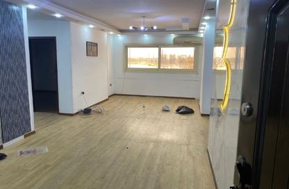 Apartment - 2 Bedrooms - 1 Bathroom for rent in Cornish El Nile St. - Maadi - Hay El Maadi - Cairo