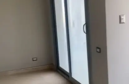 Apartment - 2 Bedrooms - 2 Bathrooms for sale in Palm Hills Village Gate - South Investors Area - New Cairo City - Cairo