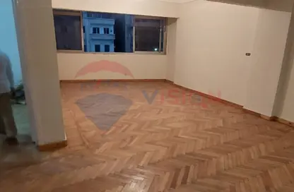 شقة - 3 غرف نوم - 1 حمام للبيع في شارع الرصافة - محرم بك - حي وسط - الاسكندرية